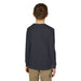 Un enfant porte un t-shirt à manches longues gris foncé vu de dos.