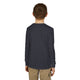 Un enfant porte un t-shirt à manches longues gris foncé vu de dos.