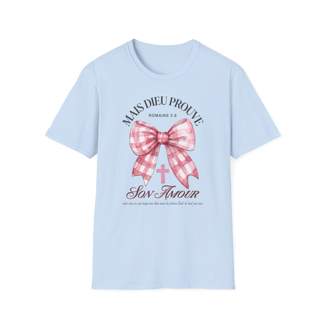 T-shirt bleu clair pour femme orné d'un nœud vichy rose, d'une croix et du verset Romains 5:8.