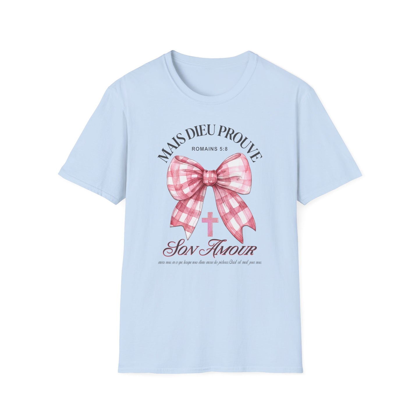 T-shirt bleu clair pour femme orné d'un nœud vichy rose, d'une croix et du verset Romains 5:8.