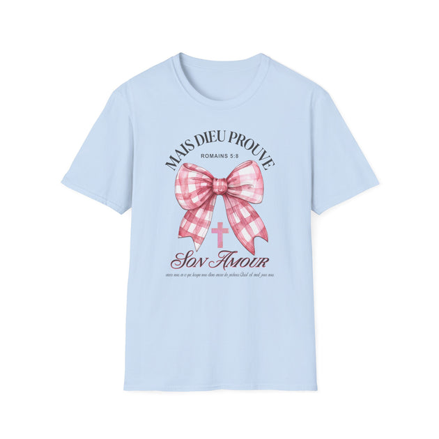 T-shirt bleu clair pour femme orné d'un nœud vichy rose, d'une croix et du verset Romains 5:8.