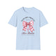 T-shirt bleu clair pour femme orné d'un nœud vichy rose, d'une croix et du verset Romains 5:8.