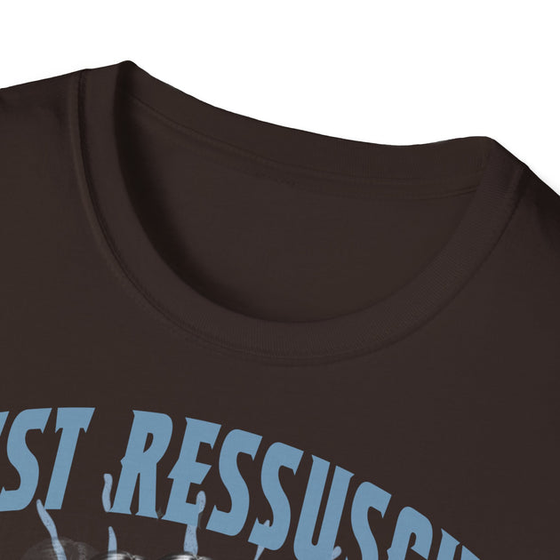 T-shirt marron à col rond avec l'inscription bleue Il est ressuscité.