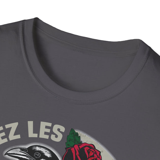 T-shirt gris à col rond avec une illustration de corbeau et de rose et l'inscription en français.