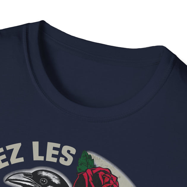 T-shirt bleu marine à col rond avec un motif de corbeau et de rose et l'inscription EZ LES.
