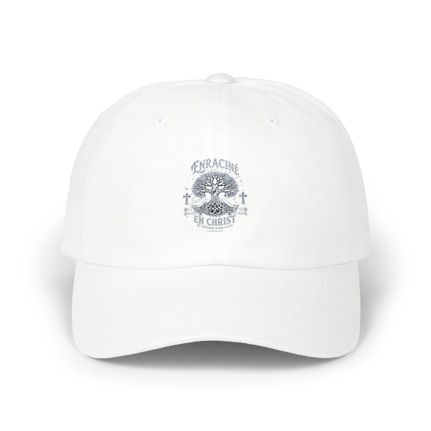 Casquette blanche de style dad cap avec un motif imprimé Enraciné en Christ sur le devant.