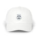 Casquette blanche de style dad cap avec un motif imprimé Enraciné en Christ sur le devant.