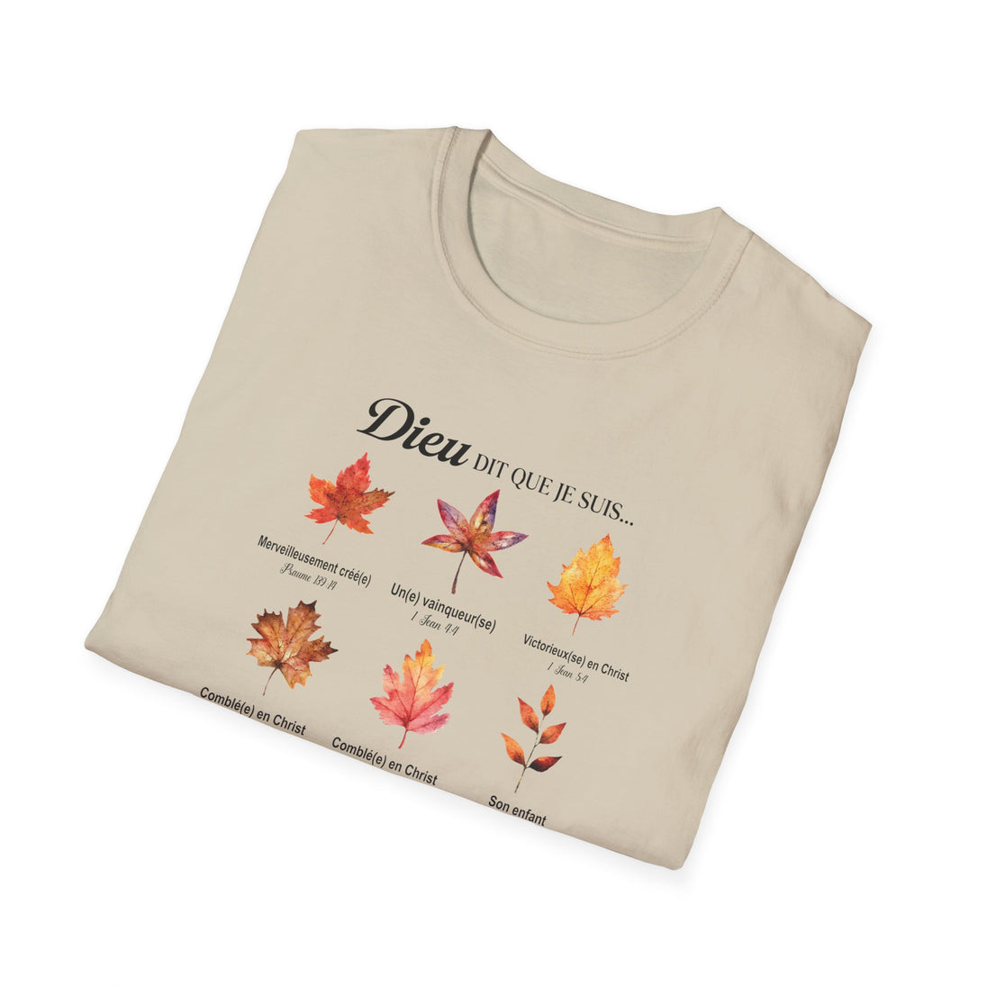 T-shirt beige plié orné de feuilles d'automne et de messages chrétiens inspirants.