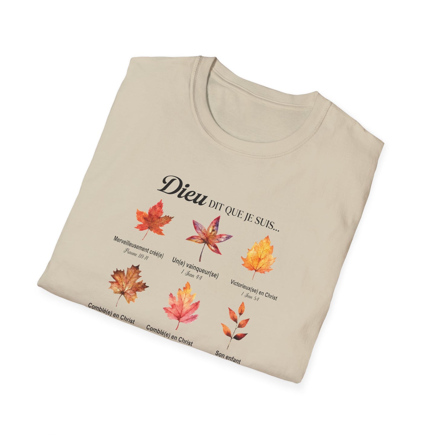 T-shirt beige plié orné de feuilles d'automne et de messages chrétiens inspirants.