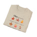 T-shirt beige plié orné de feuilles d'automne et de messages chrétiens inspirants.