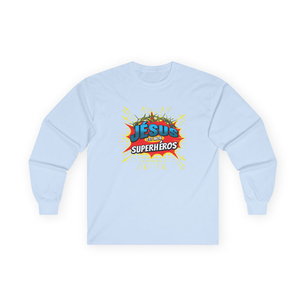 T-shirt bleu clair à manches longues avec un motif style bande dessinée Jésus est mon superhéros.