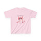 T-shirt rose pour enfant orné d'un ruban aquarelle et de l'inscription Jacques 1:17.