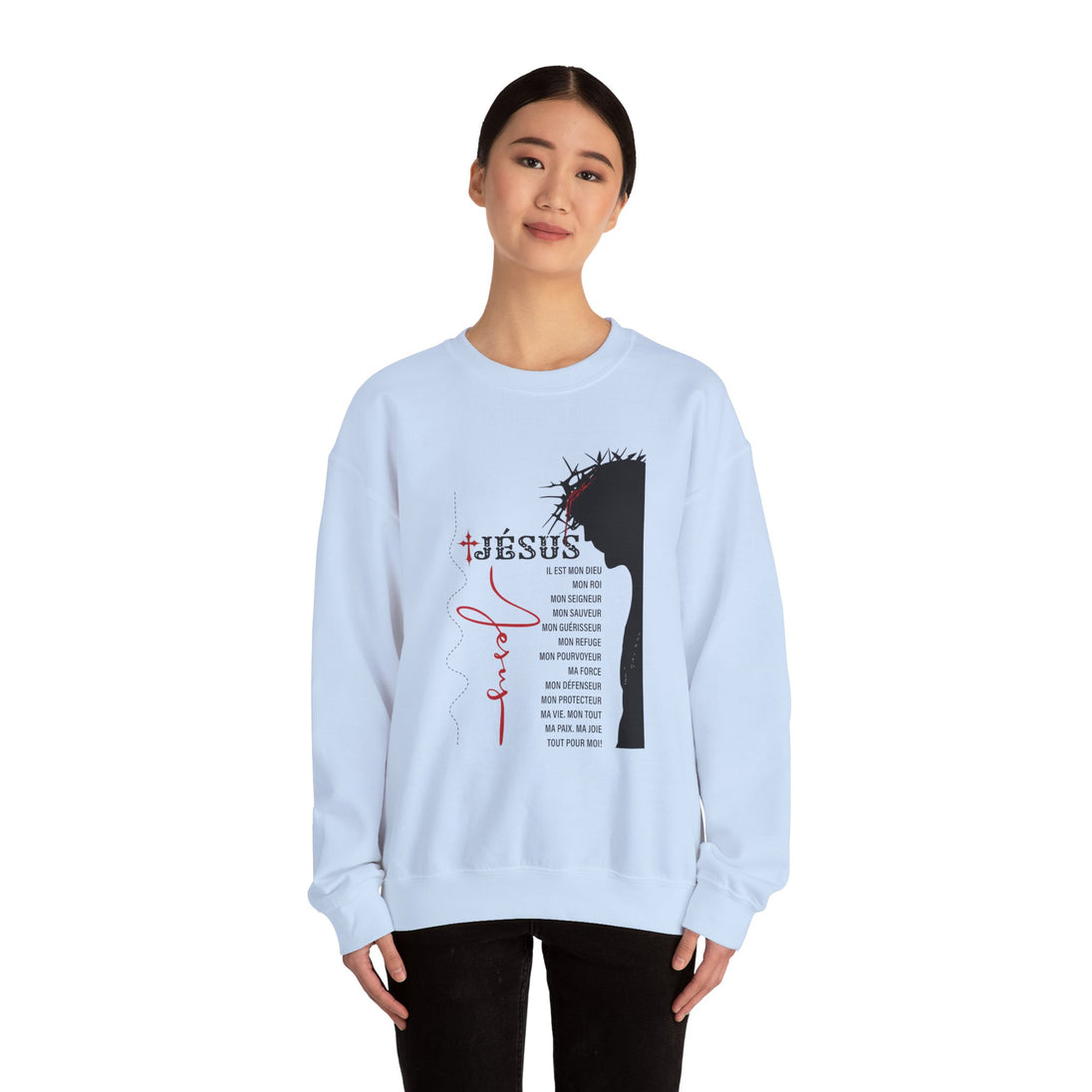 Une femme porte un sweat-shirt blanc avec une illustration de Jésus et des inscriptions en français.