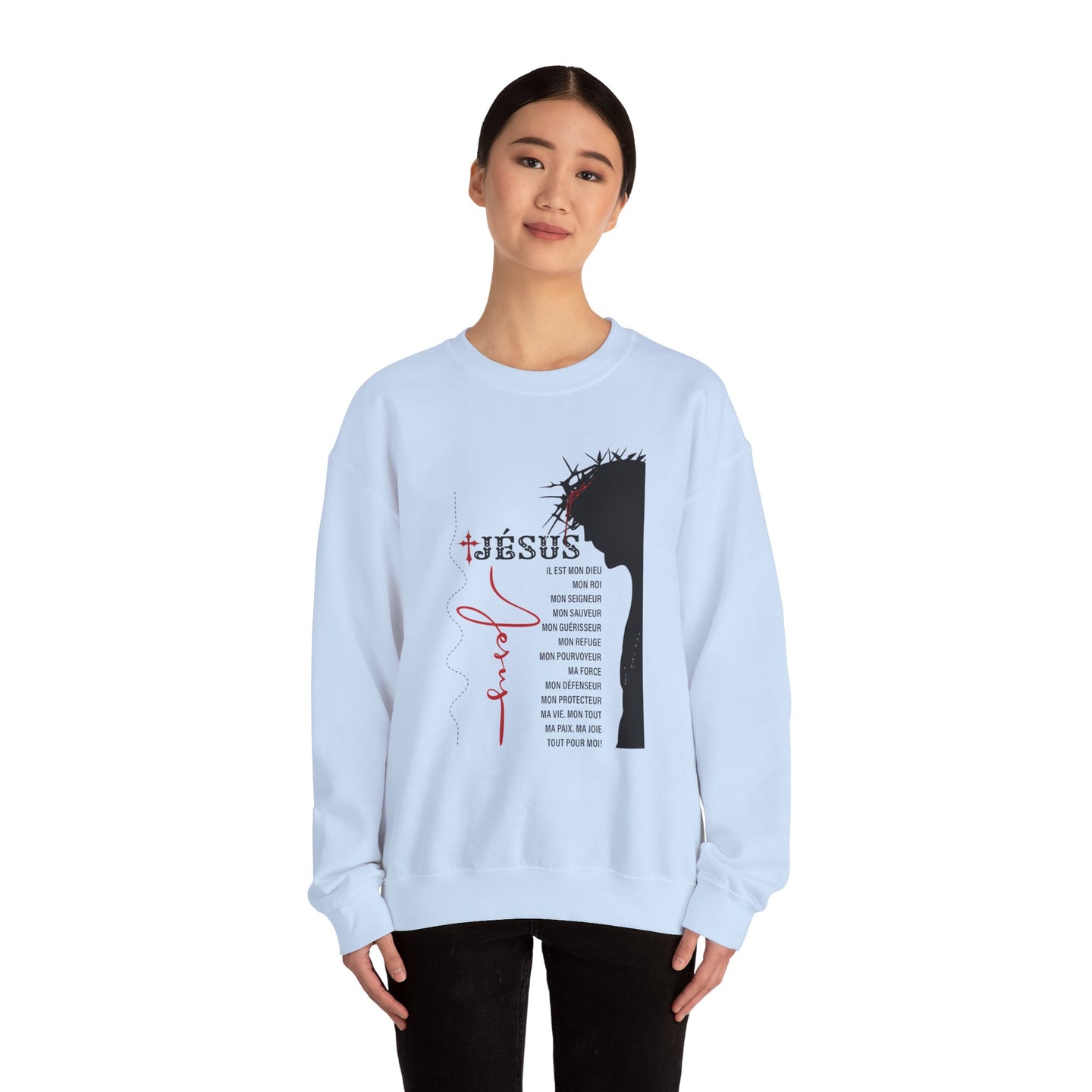 Une femme porte un sweat-shirt blanc avec une illustration de Jésus et des inscriptions en français.