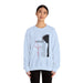 Une femme porte un sweat-shirt blanc avec une illustration de Jésus et des inscriptions en français.