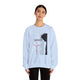 Une femme porte un sweat-shirt blanc avec une illustration de Jésus et des inscriptions en français.