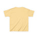 T-shirt pour enfant de couleur jaune pâle, présenté de dos sur un fond blanc.
