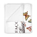 Couverture bébé blanche en polaire ornée de papillons et de fleurs avec une inscription en français.