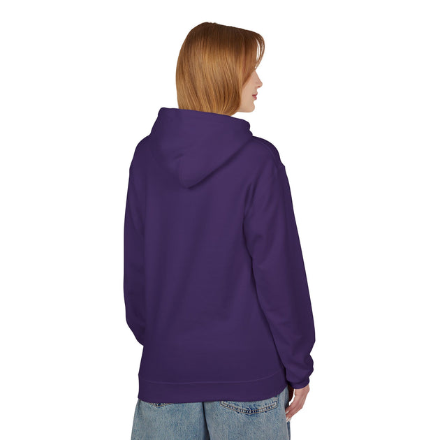 Une femme porte un sweat à capuche violet uni vu de dos sur un fond blanc.