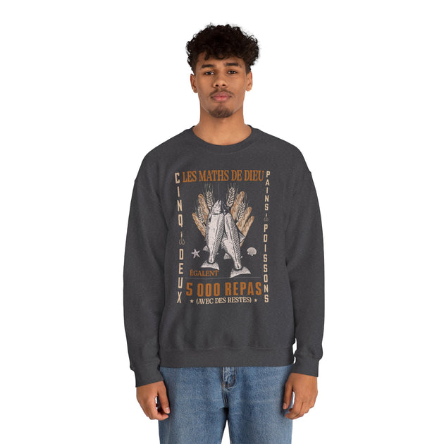 Un homme porte un sweat-shirt gris anthracite avec une illustration religieuse et du texte.