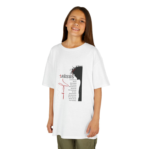 T-shirt blanc enfant Jésus il est mon Dieu avec silhouette du Christ et texte religieux.