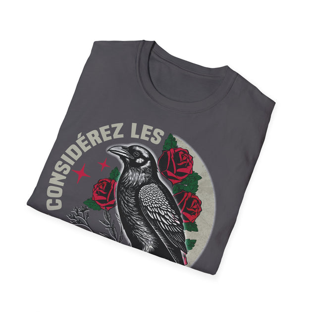 T-shirt gris plié avec une illustration de corbeau entouré de roses et le texte Considérez les.