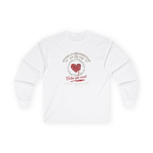 T-shirt blanc à manches longues pour homme avec un motif de cœur entouré d'épines.
