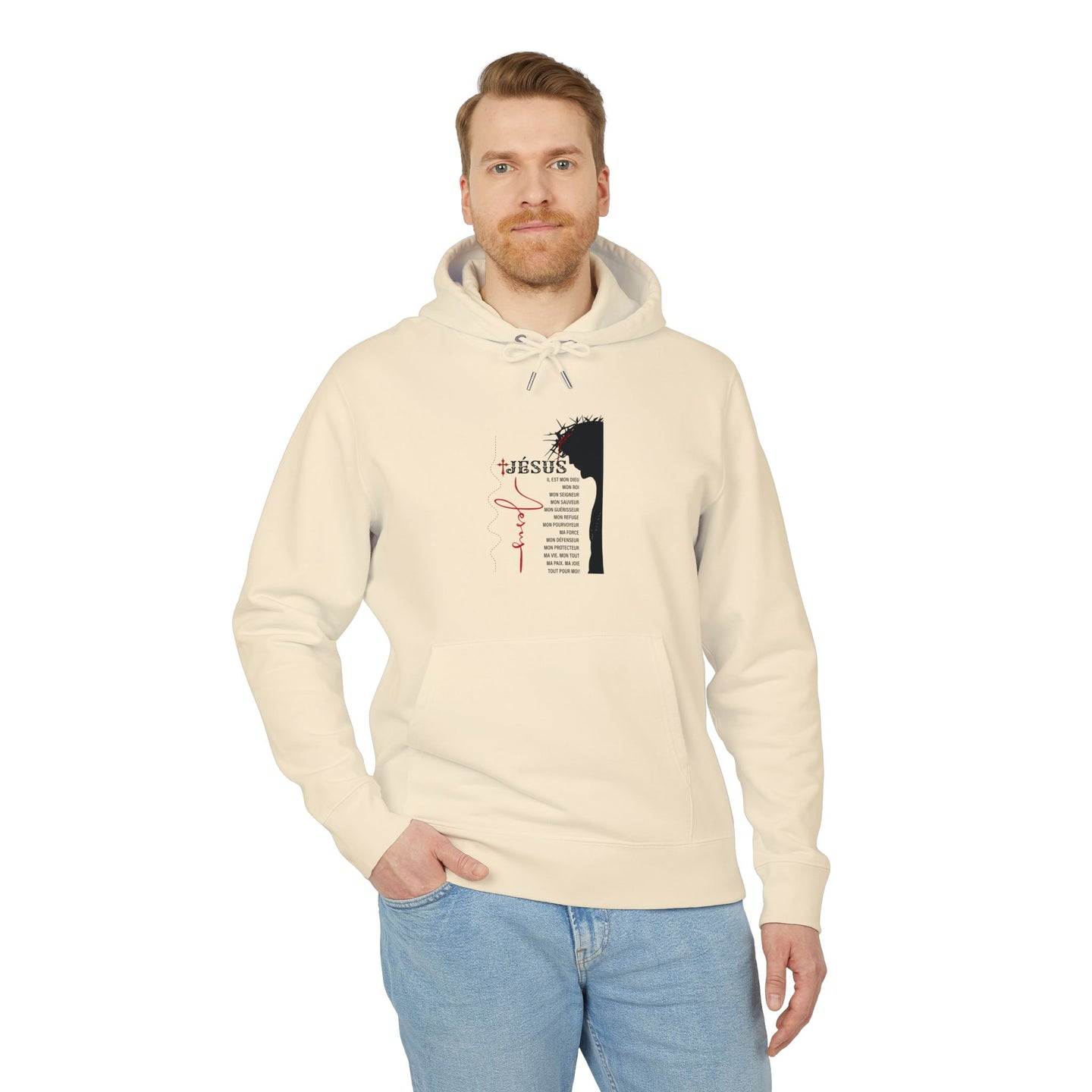 Un homme porte un sweat à capuche beige avec une illustration religieuse et du texte en français.