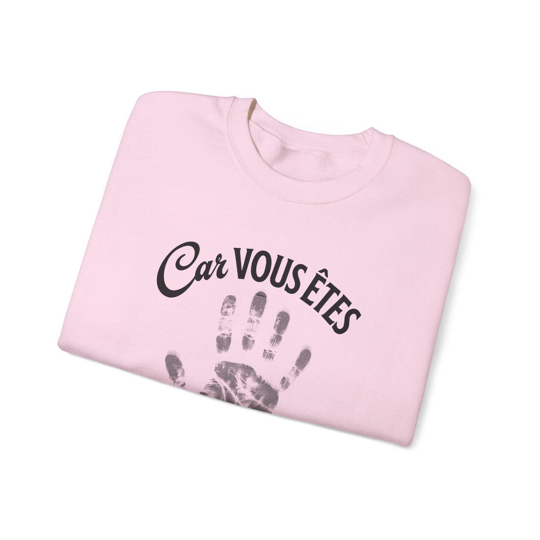 Sweat-shirt rose pâle plié avec l'inscription Car vous êtes et une empreinte de main grise.