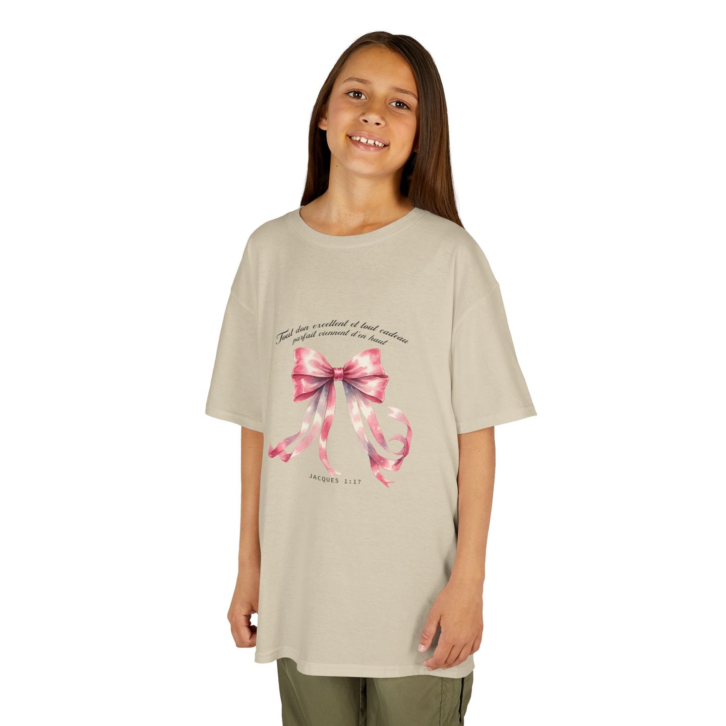 T-shirt beige pour enfant orné d'un ruban rose à l'aquarelle et d'un verset biblique.