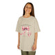 T-shirt beige pour enfant orné d'un ruban rose à l'aquarelle et d'un verset biblique.
