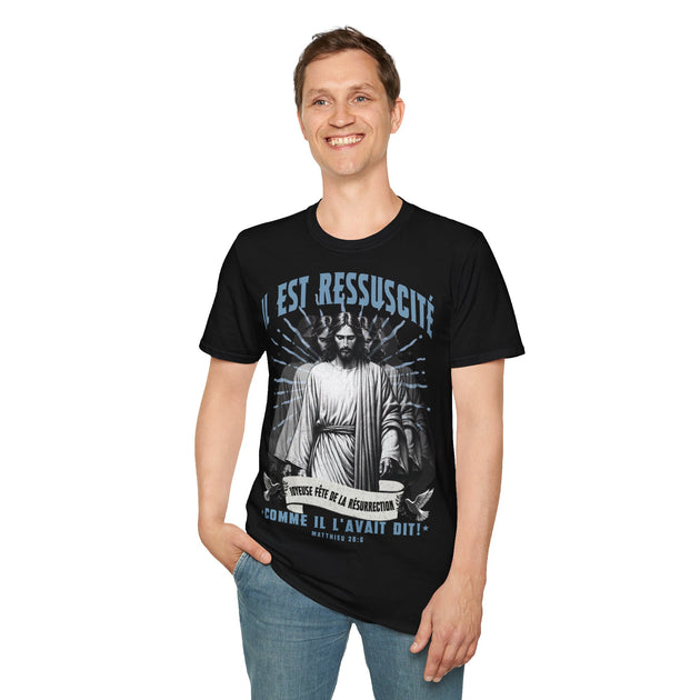 Un homme porte un t-shirt noir avec une illustration de Jésus et le texte Il est ressuscité.