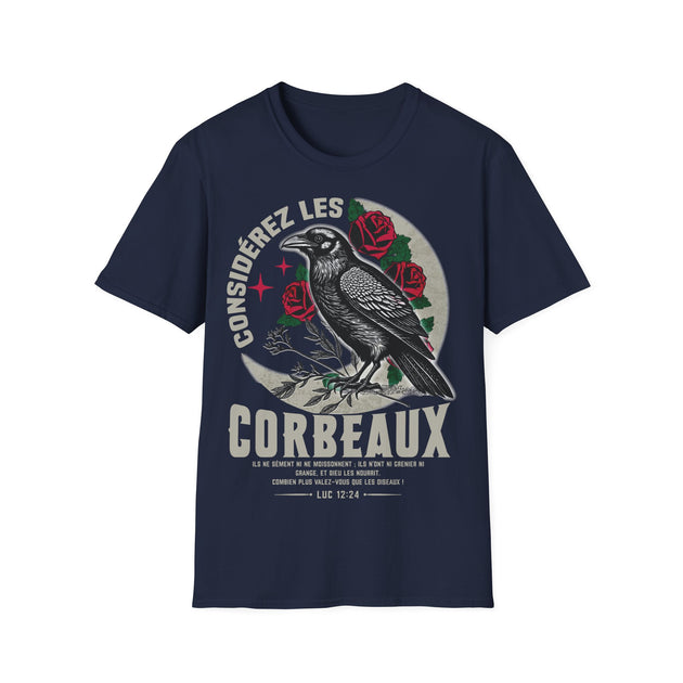 T-shirt bleu marine avec une illustration de corbeau, de roses et un verset biblique en français.