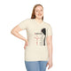 Une femme porte un t-shirt beige chiné orné d'un motif religieux sur le thème de Jésus.