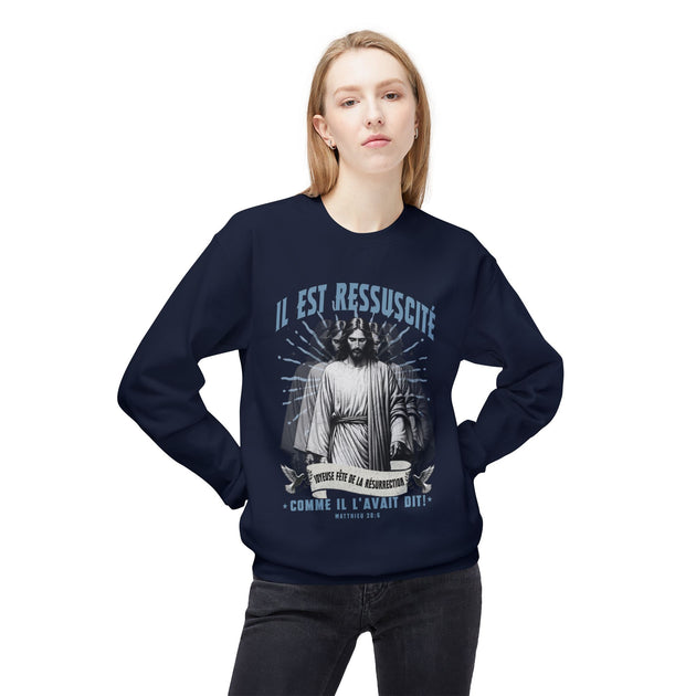 Une femme porte un sweat-shirt bleu marine avec une illustration religieuse et du texte en français.