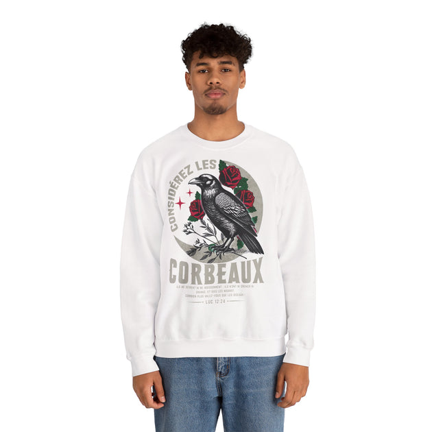 Sweatshirt blanc pour homme avec illustration de corbeau, roses et texte biblique en français.