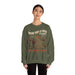 Une femme porte un sweatshirt vert olive avec une illustration de voyageur et un message chrétien.