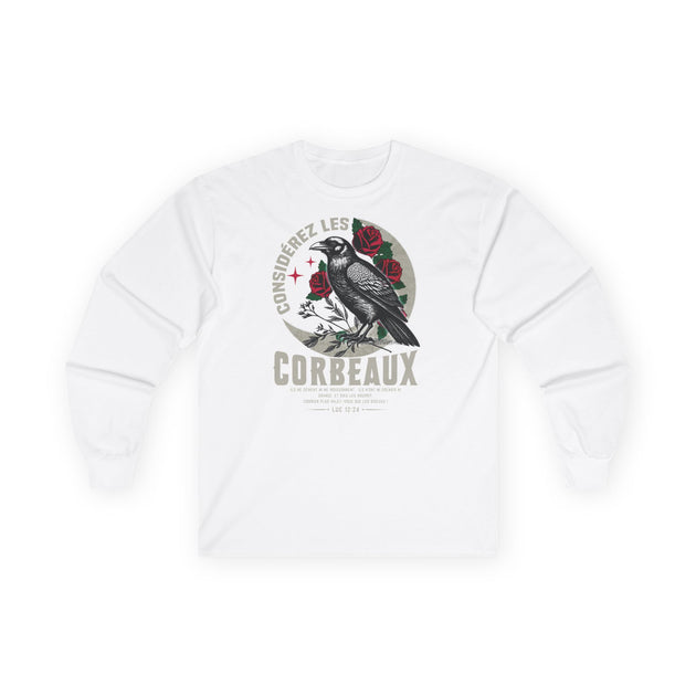 T-shirt blanc à manches longues avec une illustration de corbeau et de roses.