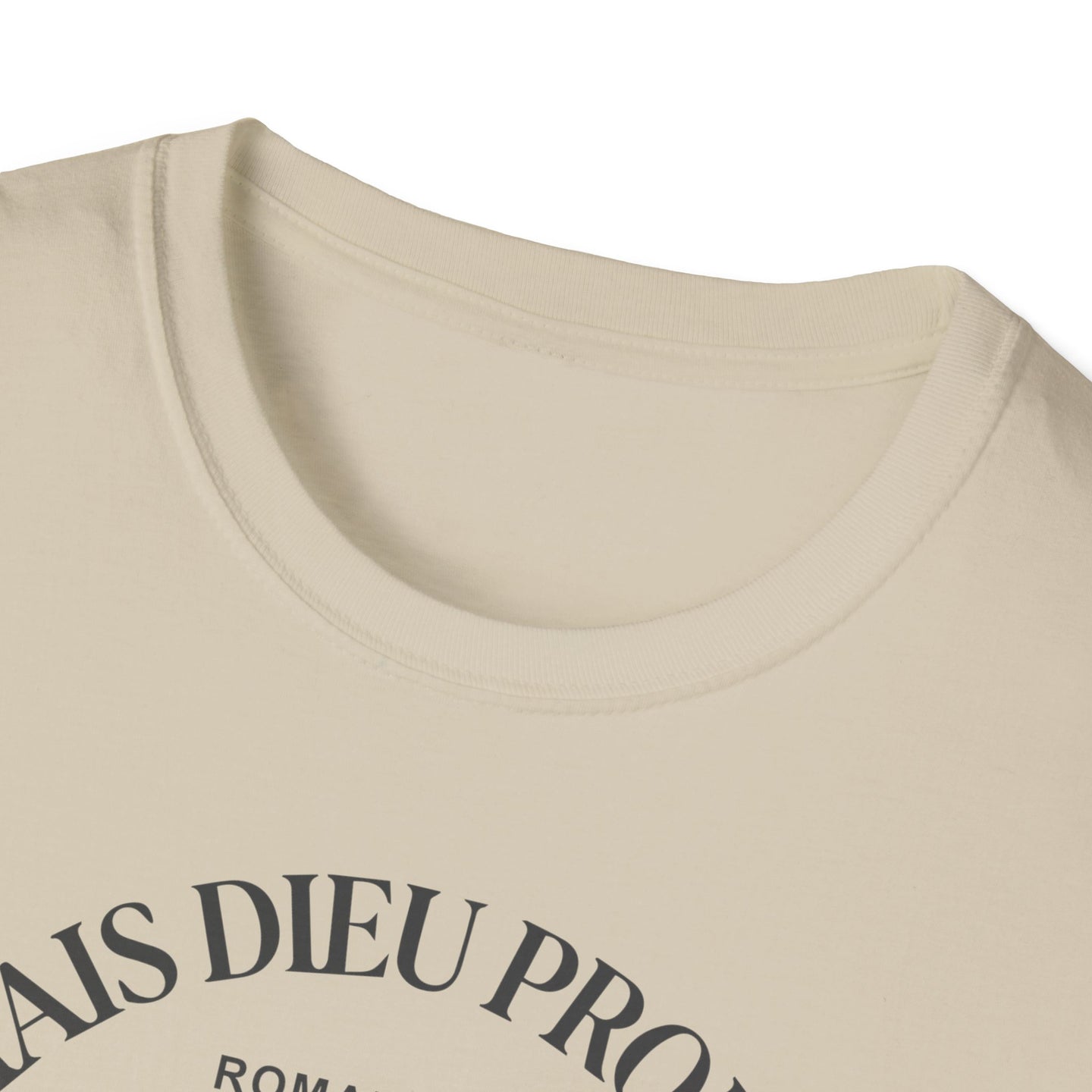 T-shirt beige pour femme avec une inscription noire sur le col.