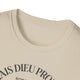T-shirt beige pour femme avec une inscription noire sur le col.
