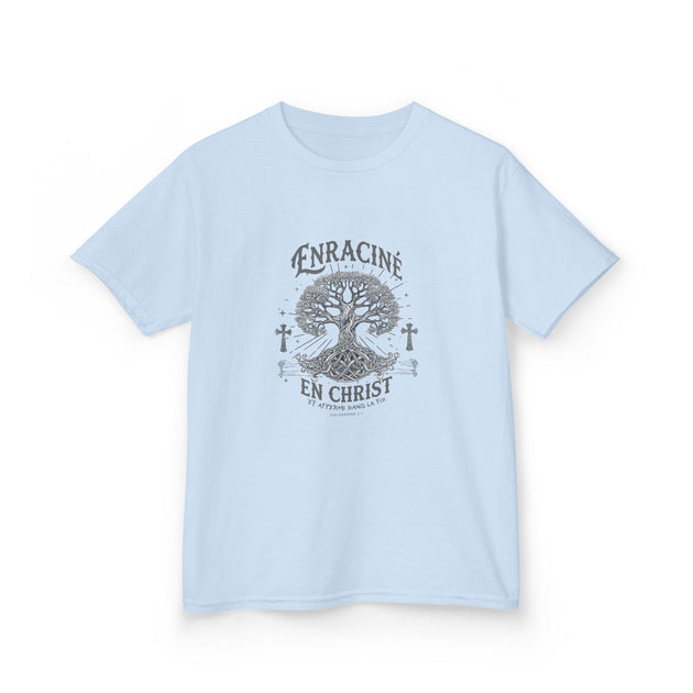 T-shirt bleu clair pour enfant avec une illustration d'arbre et le texte Enraciné en Christ.