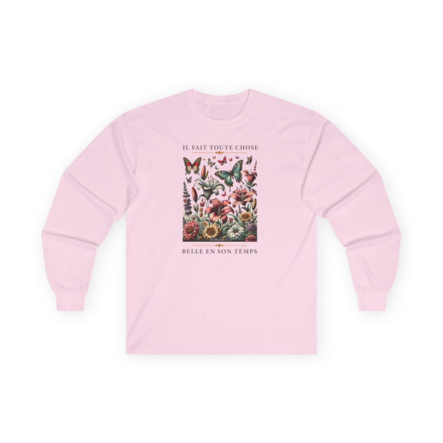 T-shirt rose à manches longues avec un imprimé floral et de papillons et une inscription française.