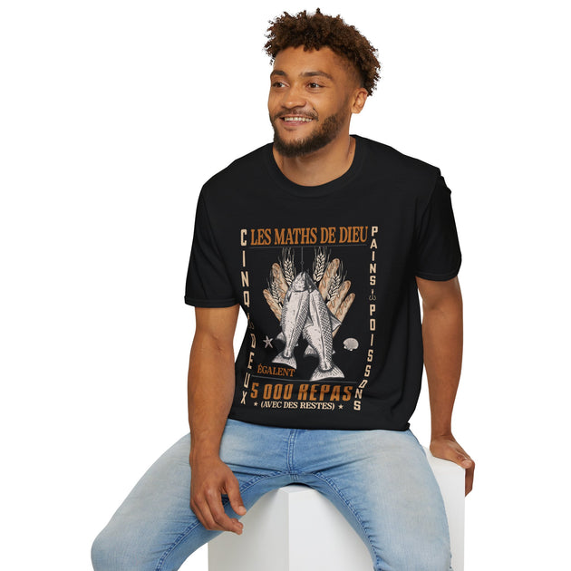 Un homme porte un t-shirt noir illustré du miracle biblique des pains et des poissons.