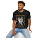 Un homme porte un t-shirt noir illustré du miracle biblique des pains et des poissons.