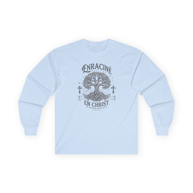 T-shirt à manches longues bleu clair avec un motif d'arbre et le texte Enraciné en Christ.