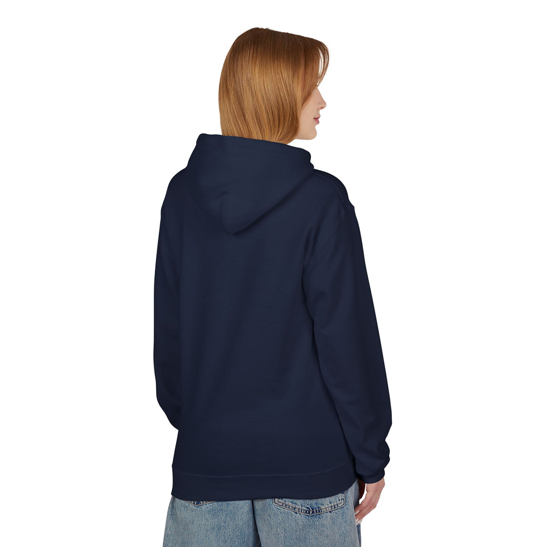 Une femme porte un sweat à capuche bleu marine uni vu de dos.