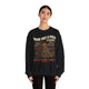 Une femme porte un sweat-shirt noir avec une illustration de paysage et un message religieux.