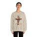 Une femme porte un sweat-shirt beige orné d'une croix florale et de l'inscription Tout est accompli.