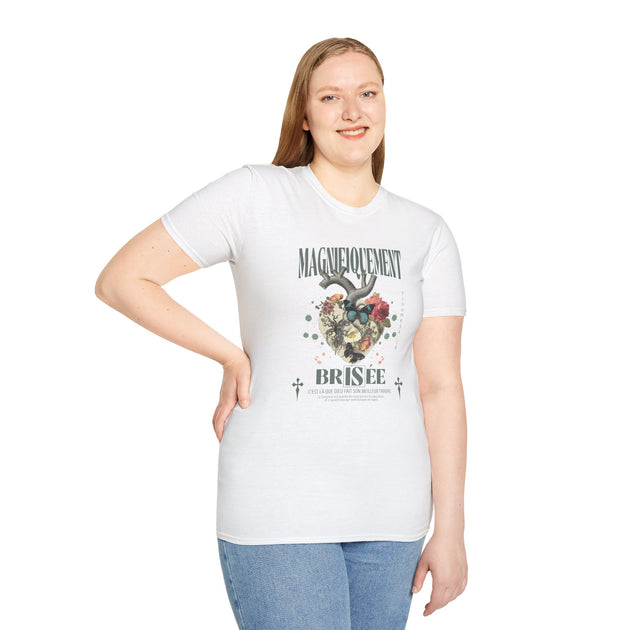 T-shirt blanc femme Magnifiquement Brisée avec motif cœur floral et texte chrétien.