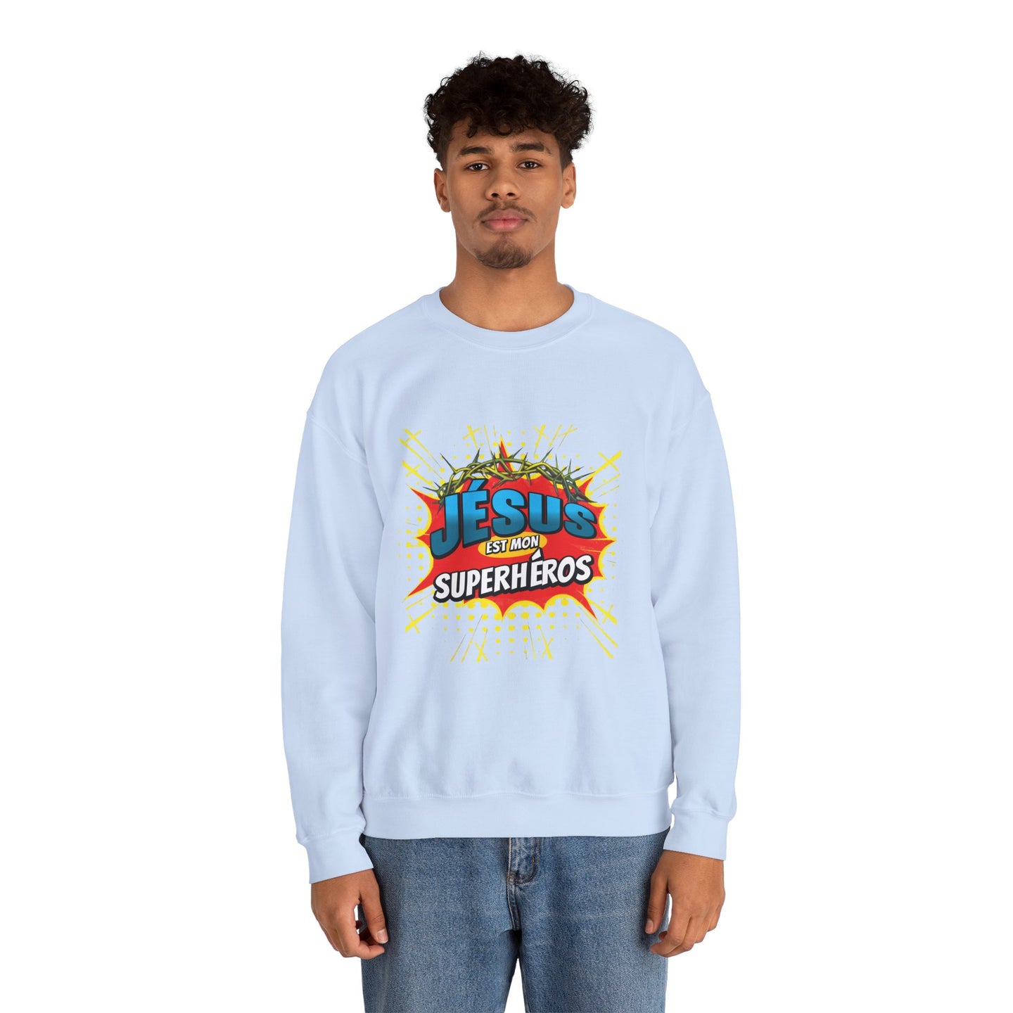 Un homme porte un sweat-shirt bleu clair avec l'inscription Jésus est mon superhéros.